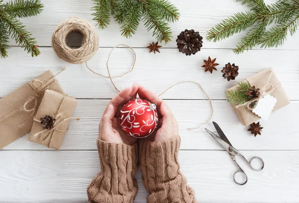 Mujer manos y bola de Navidad — Foto de Stock