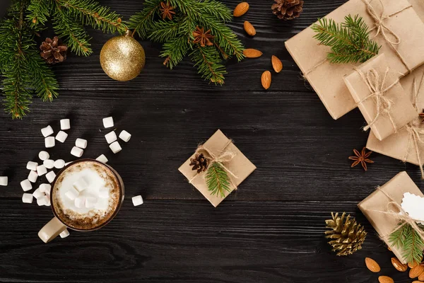 Taza de café y regalos de Navidad — Foto de Stock