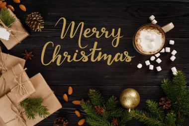 bir fincan kahve ve Noel hediyeleri