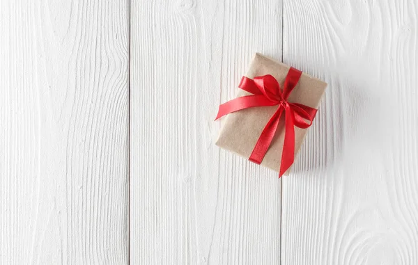 Коробка подарков на белом деревянном столе — стоковое фото