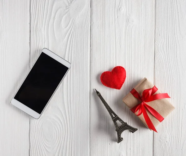 Smartphone et cadeaux sur la table — Photo