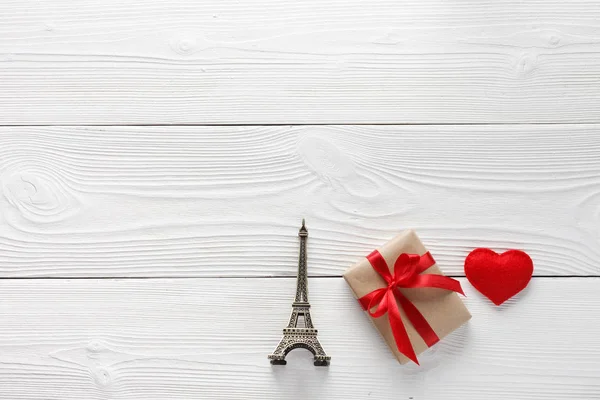 Torre Eiffel y regalos en la mesa — Foto de Stock