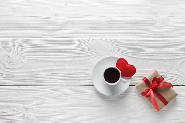 Kopje koffie op witte tafel — Stockfoto