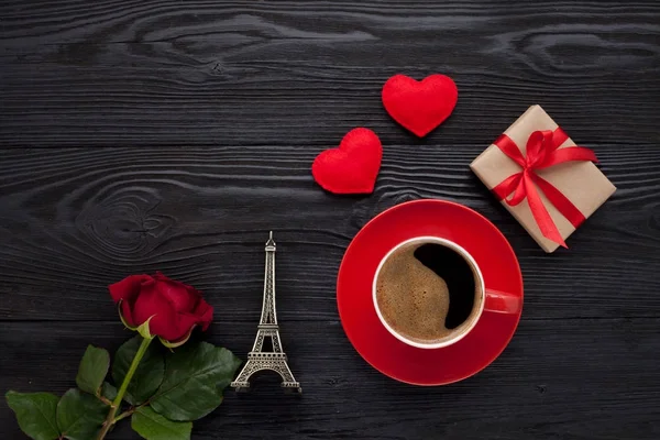 Xícara de café na mesa preta — Fotografia de Stock