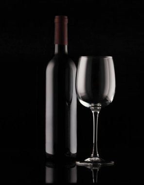 Bir şişe kırmızı şarap.