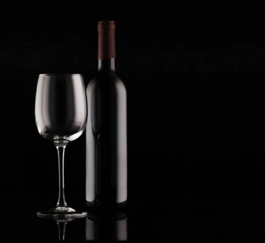 Bir şişe kırmızı şarap.