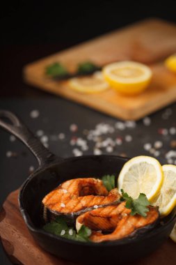 Kızartılmış veya ızgara somon