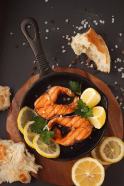 Kızartılmış veya ızgara somon