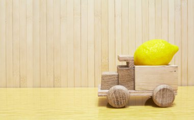 Oyuncak ahşap araba sarı limon ile