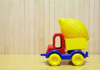 Plastik oyuncak araba sarı limon ile