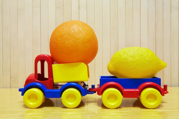 Пластиковый автомобиль с лимоном и апельсином — стоковое фото