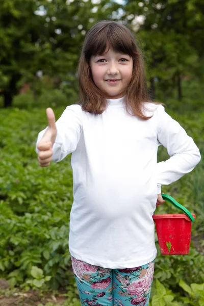 Маленька дівчинка в овочевому саду. гаразд — стокове фото