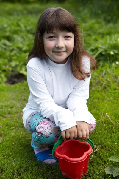 The little girl in the vegetable garden — Stock Photo, Image