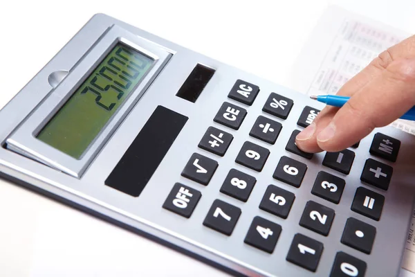 Hombre de negocios con calculadora en la oficina — Foto de Stock