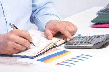 İşadamı ile ofiste dizüstü