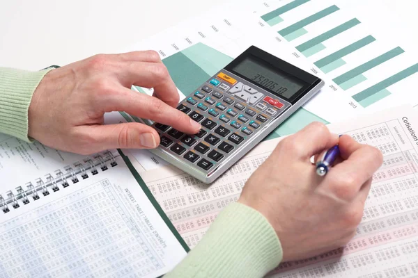 Mujer de negocios con calculadora en la oficina —  Fotos de Stock