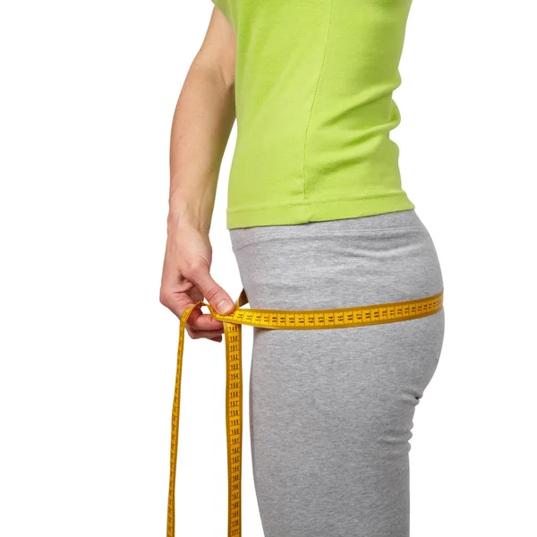 細身の女性が彼女の腰の測定 — ストック写真