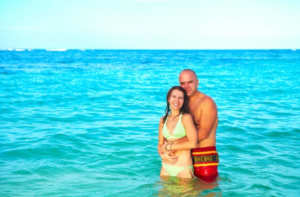 Happy couple in sea — Stock Photo, Image