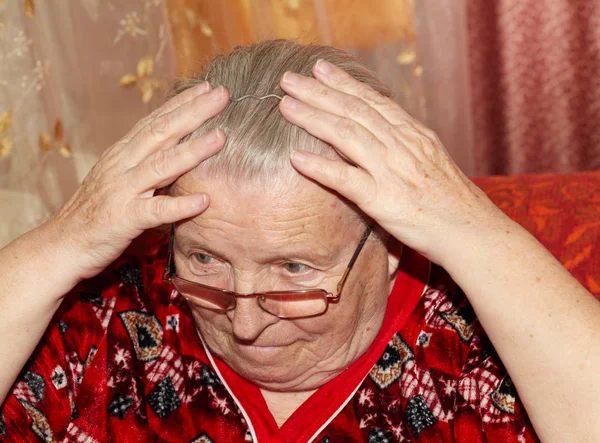 Elderly woman and comb — Stock Photo, Image