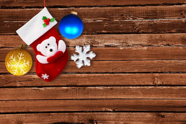Kahverengi ahşap duvar üzerinde kırmızı Noel çorap — Stok fotoğraf