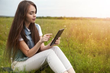 Bir çayır güneşli sabah kız