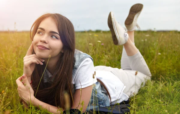 Den flicka ligger på äng — Stockfoto