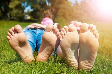 Aile sabah çim üzerinde yalan