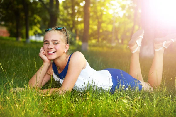 Ung flicka i trädgården på morgonen — Stockfoto