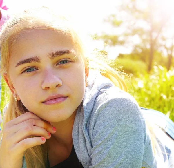 Flicka på gräs på morgonen — Stockfoto