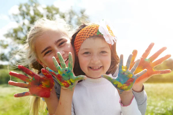 Los niños dibujan pinturas por la mañana — Foto de Stock