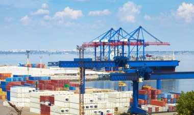 Odessa, Ukrayna, 2016 yılında liman. Yükaldırma vinç ve gemi