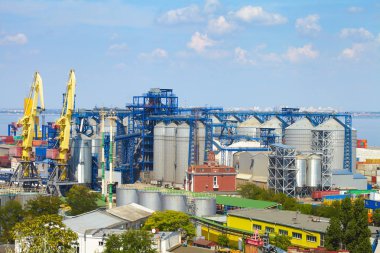 Odessa, Ukrayna, 2016 yılında liman. Yükaldırma vinç ve gemi