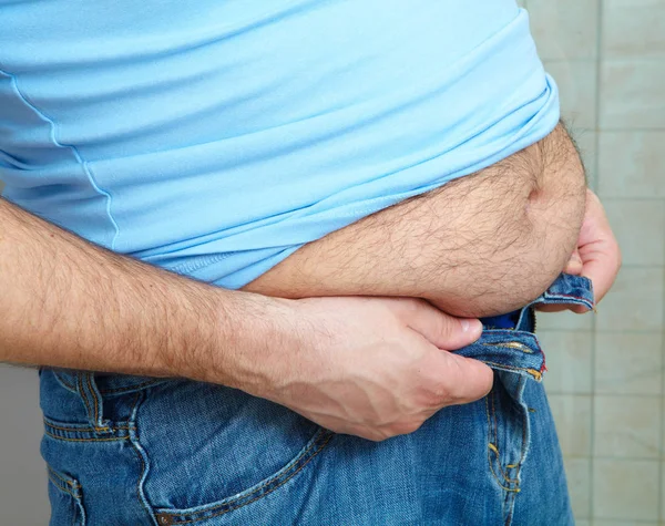 Hombre lavándose las manos en el baño — Foto de Stock