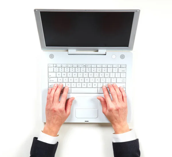 Руки деловая женщина и белый ноутбук — стоковое фото