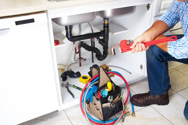 Loodgieter op de keuken. — Stockfoto