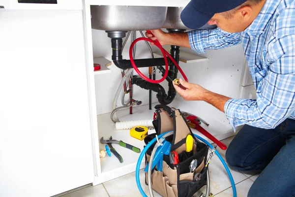 Plumber on the kitchen. — Stock Photo, Image