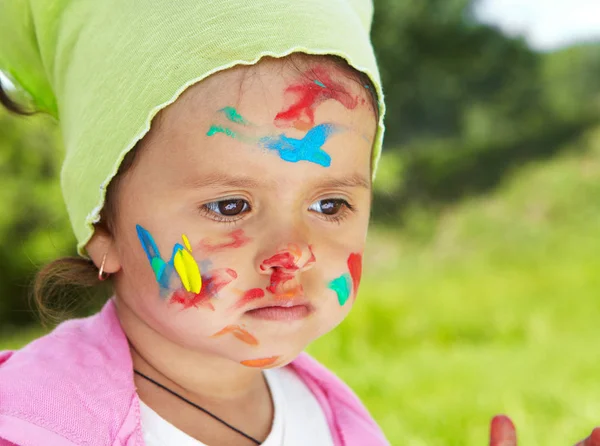 Little girl draws paints — Stock Photo, Image