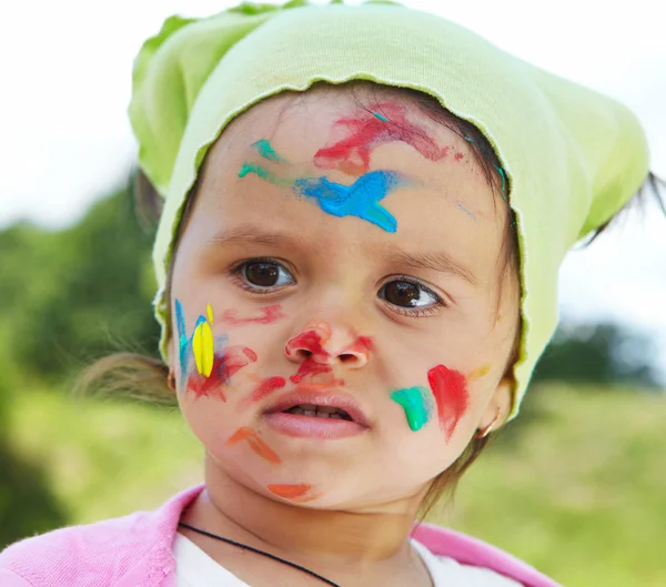 Little girl draws paints — Stock Photo, Image