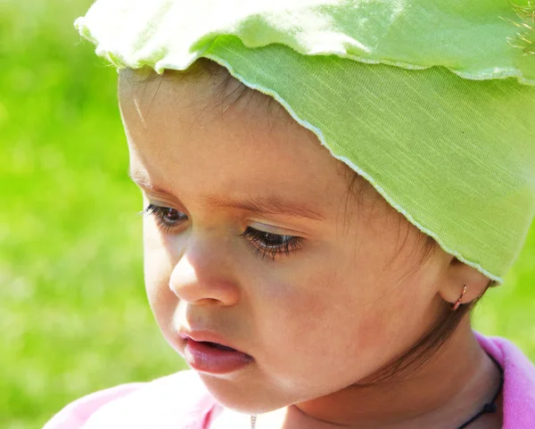 Niño en un césped verde — Foto de Stock