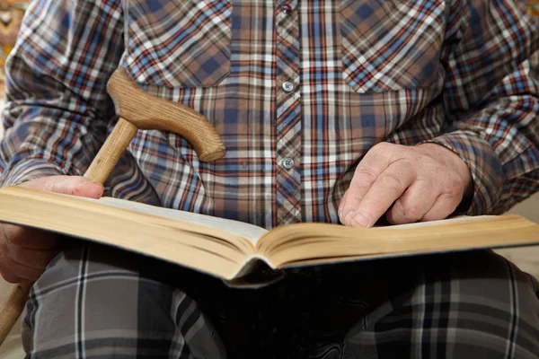 Oude man leest een boek — Stockfoto