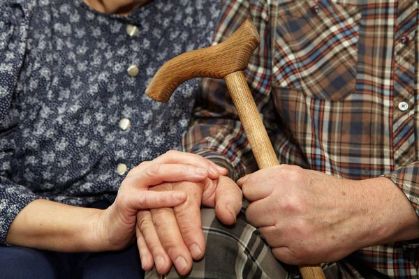 Velho casal mãos com cana — Fotografia de Stock