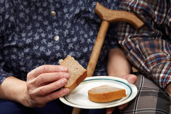 Casal velho. Pobreza e pão — Fotografia de Stock