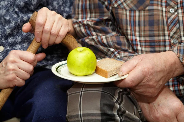 Staruszkowie. Ubóstwa. Apple i chleb — Zdjęcie stockowe