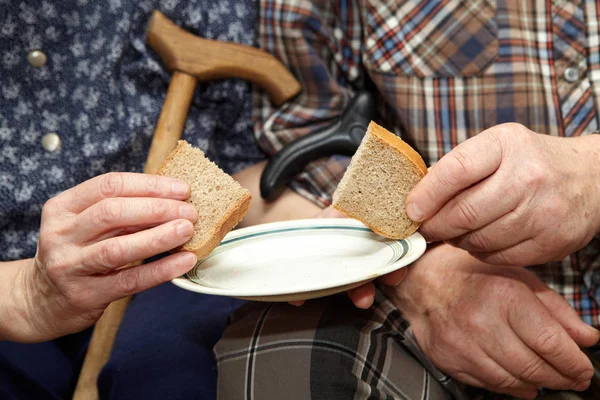 Oude paar. Armoede en brood — Stockfoto