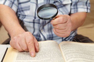 Kitap okuyan yaşlı bir adam.