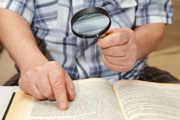 Homme âgé lisant un livre — Photo