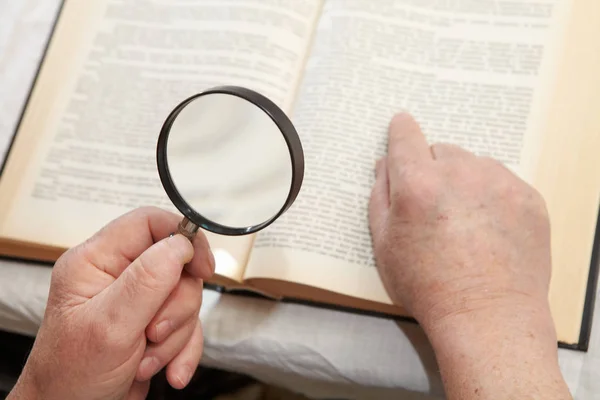 Älterer Mann liest ein Buch — Stockfoto