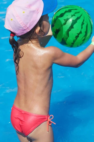 Menina brinca com uma bola — Fotografia de Stock