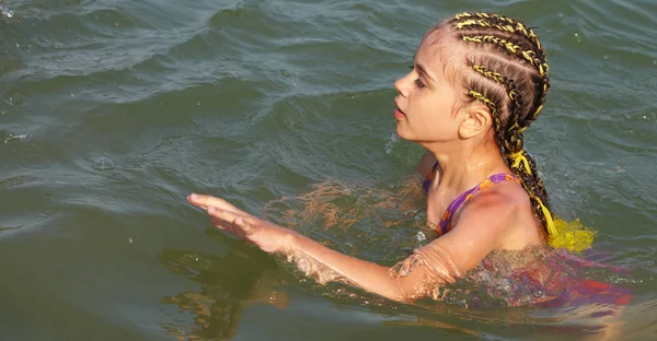 Meisje speelt in de zee — Stockfoto