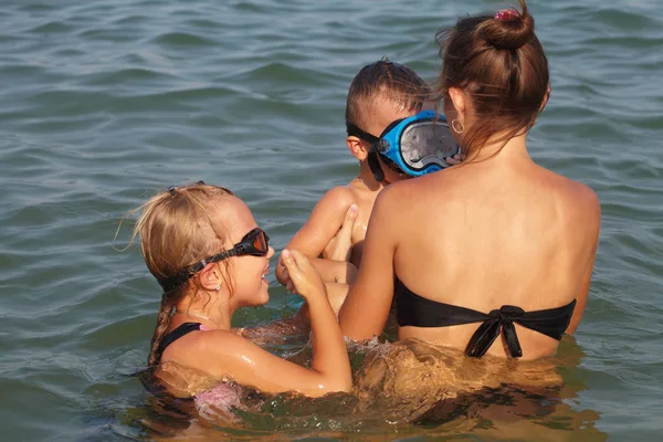 Denizde yüzme çocuklar ile anne — Stok fotoğraf
